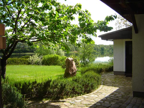 http://www.schilfboelck.de/fh/e-Ferienhaus-Godern/Ferienhaus-See.jpg