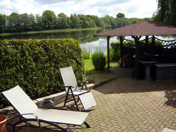 http://www.schilfboelck.de/fh/e-Ferienhaus-Godern/See.jpg